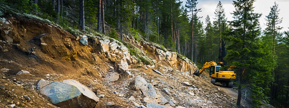 AI genererad bild på en bergssluttning med exponerade berg efter en sprängning,i en skog med mycket tall, ett gult arbetsfordon i bakgrunden.