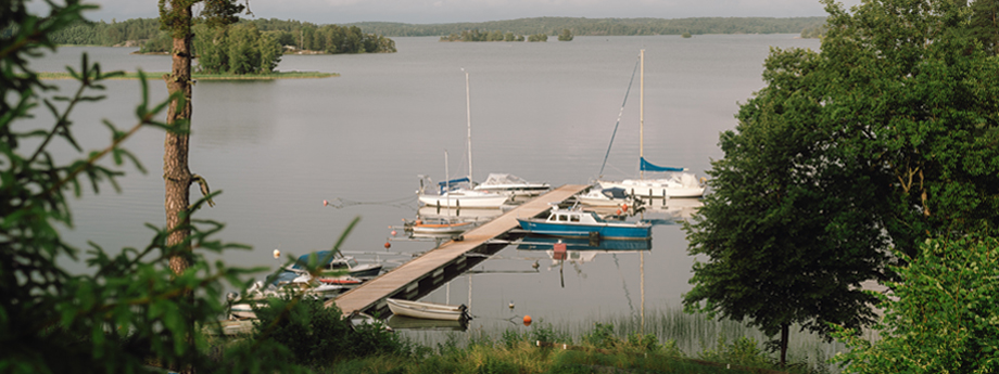 Båtar vid brygga i Mälaren