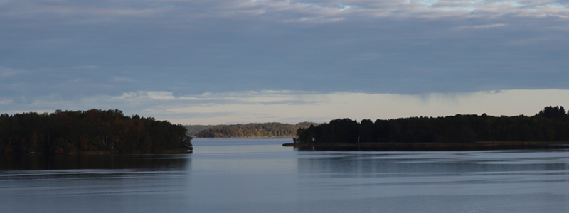 Mälarens vatten samt land på båda sidor