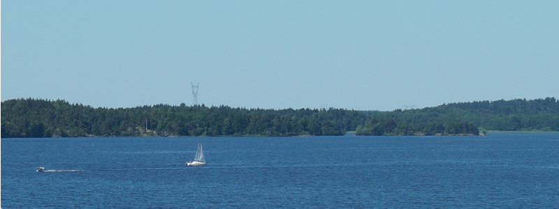 Vy över Mälaren, segelbåt i mitten av fotot